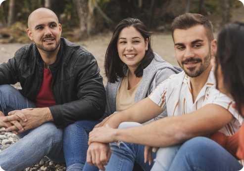 Grupo de personas conversando